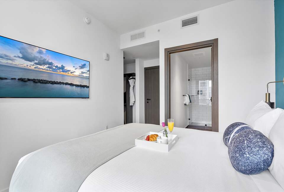 Stylish Miami Apartment with Resort Amenities & Bay Views - Miami, Florida