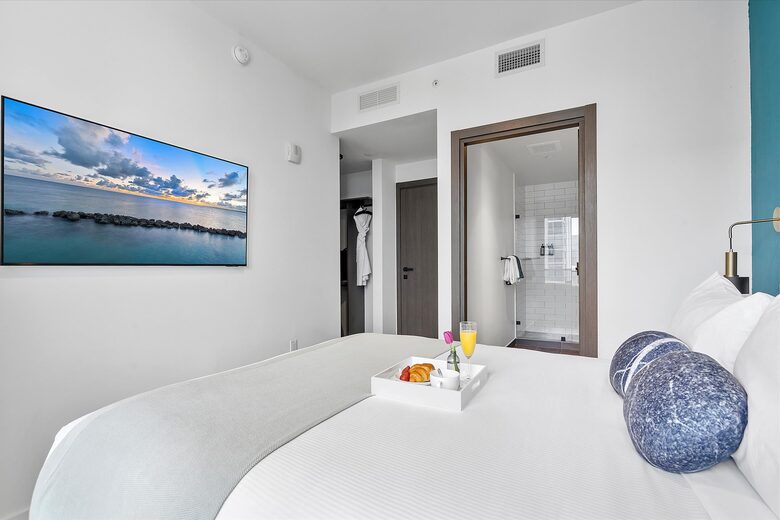 Stylish Miami Apartment with Resort Amenities & Bay Views - Miami, Florida