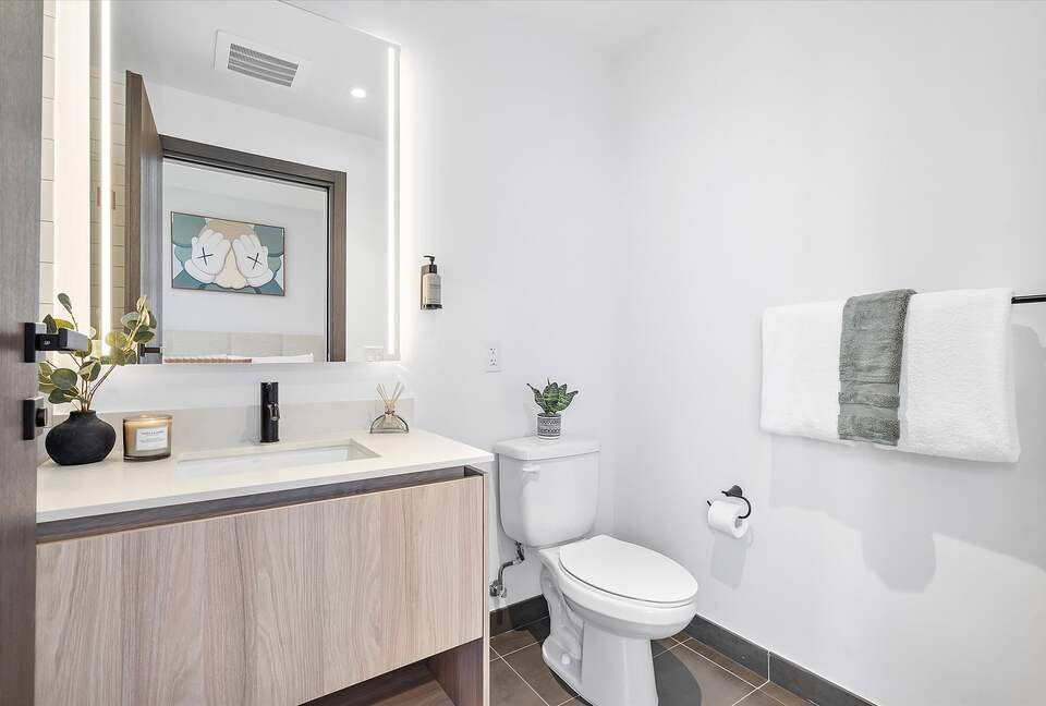 Stylish Miami Apartment with Resort Amenities & Bay Views - Miami, Florida