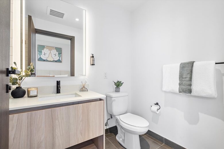 Stylish Miami Apartment with Resort Amenities & Bay Views - Miami, Florida