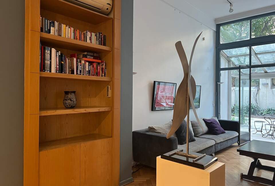 Charming 1950s Retreat with Sunroom & Garden in Retiro - Retiro, Argentina