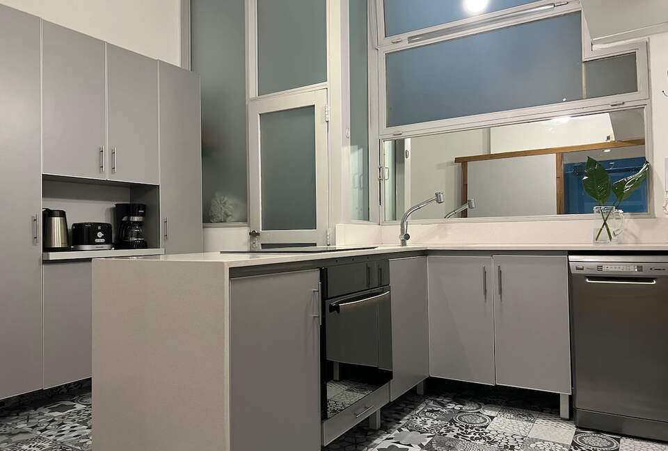 Charming 1950s Retreat with Sunroom & Garden in Retiro - Retiro, Argentina