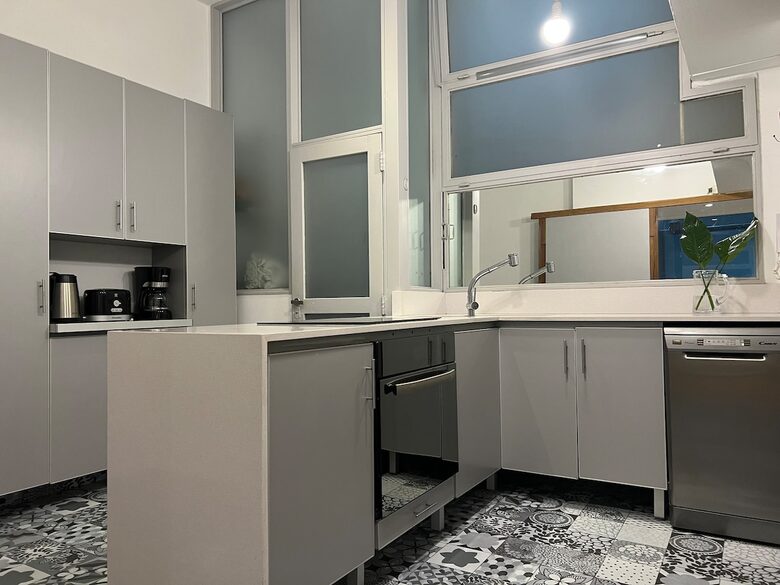 Charming 1950s Retreat with Sunroom & Garden in Retiro - Retiro, Argentina