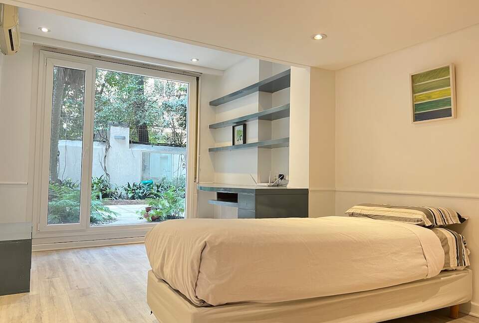 Charming 1950s Retreat with Sunroom & Garden in Retiro - Retiro, Argentina