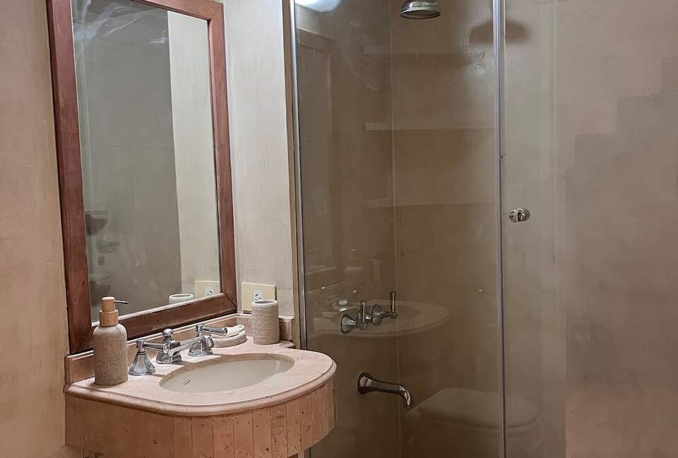 Charming 1950s Retreat with Sunroom & Garden in Retiro - Retiro, Argentina