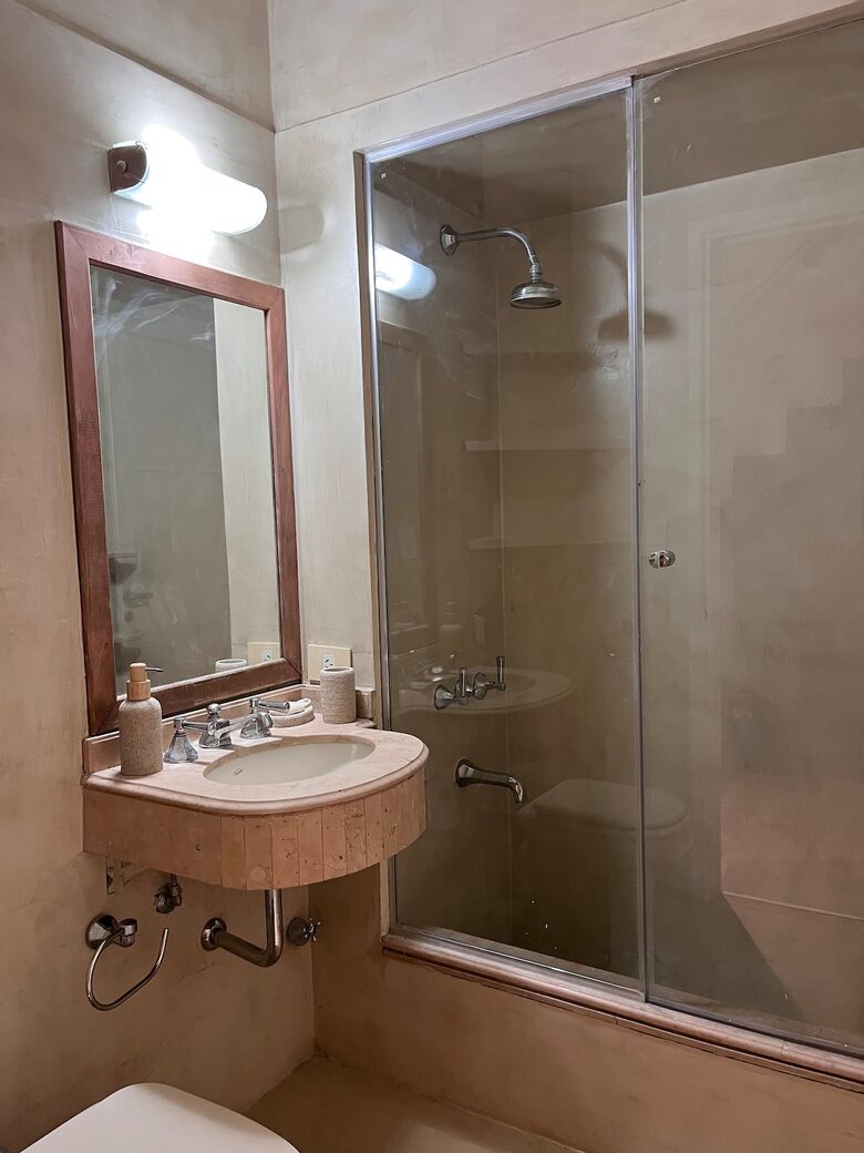 Charming 1950s Retreat with Sunroom & Garden in Retiro - Retiro, Argentina