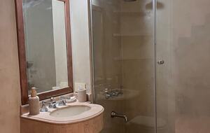 Charming 1950s Retreat with Sunroom & Garden in Retiro - Retiro, Argentina