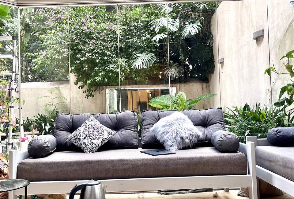 Charming 1950s Retreat with Sunroom & Garden in Retiro - Retiro, Argentina