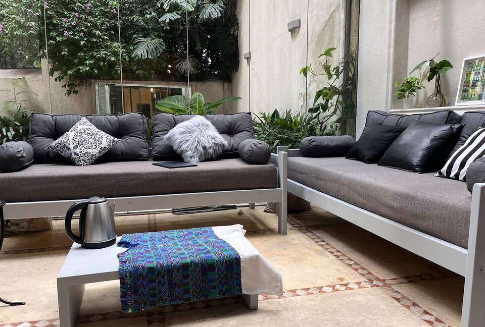 Charming 1950s Retreat with Sunroom & Garden in Retiro - Retiro, Argentina