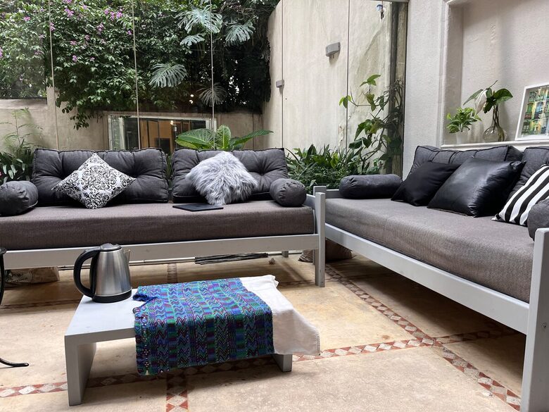 Charming 1950s Retreat with Sunroom & Garden in Retiro - Retiro, Argentina