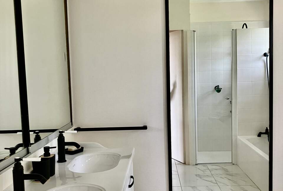 Refined Family Residence with Parkland and Pool in the Loire Valley - Loches, France