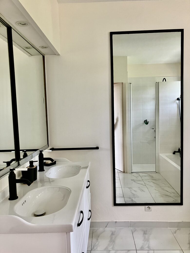 Refined Family Residence with Parkland and Pool in the Loire Valley - Loches, France