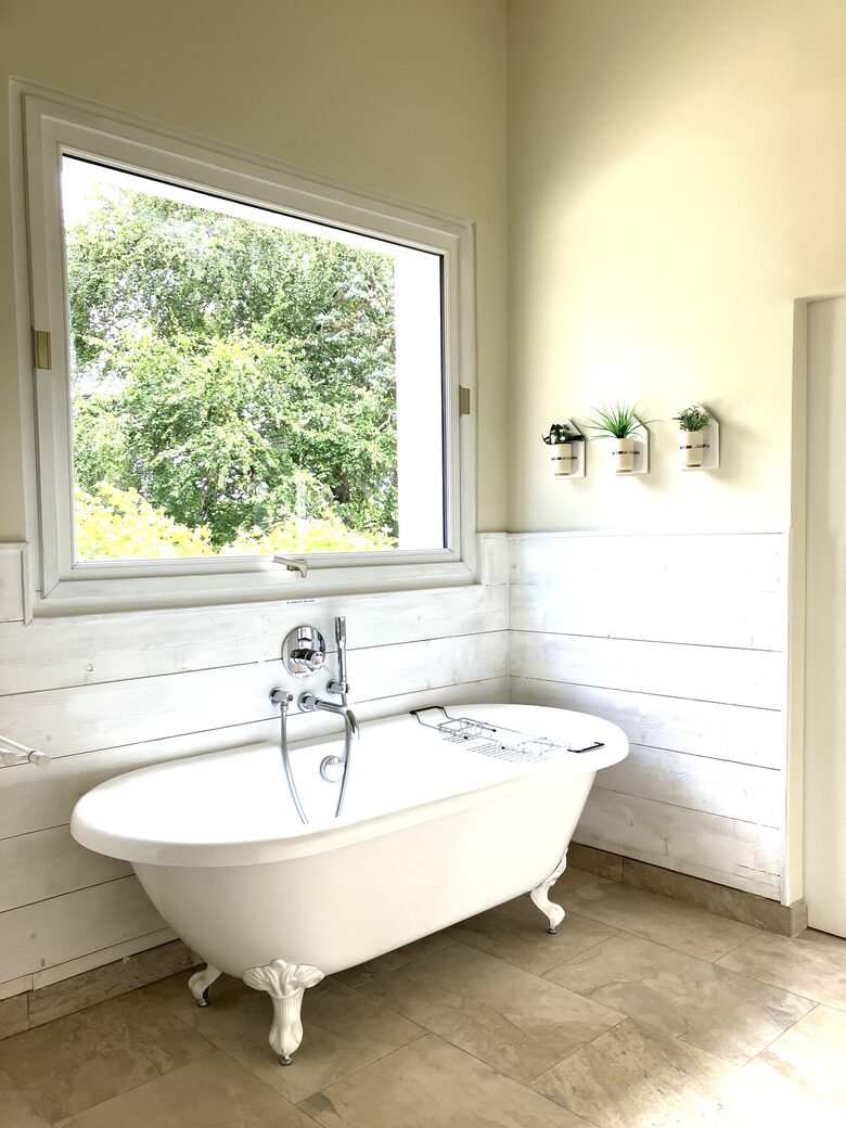 Refined Family Residence with Parkland and Pool in the Loire Valley - Loches, France