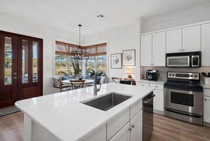 Elegant Coastal Getaway Overlooking Baytowne Golf Course - Miramar Beach, Florida