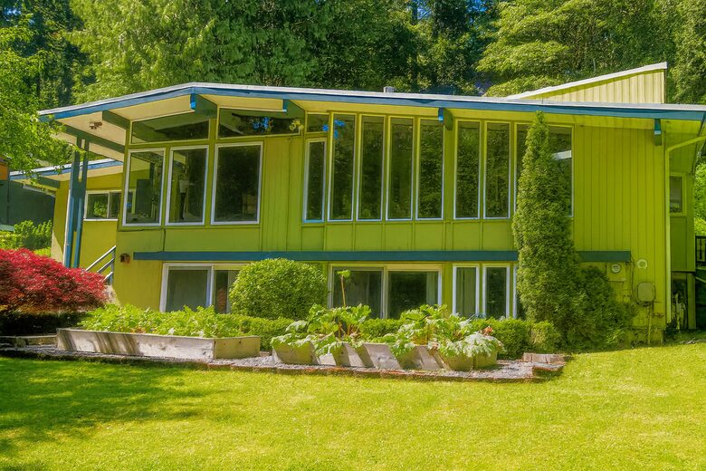 Mid-Century Gem with Garden & Jacuzzi in Innis Arden - Shoreline, Washington