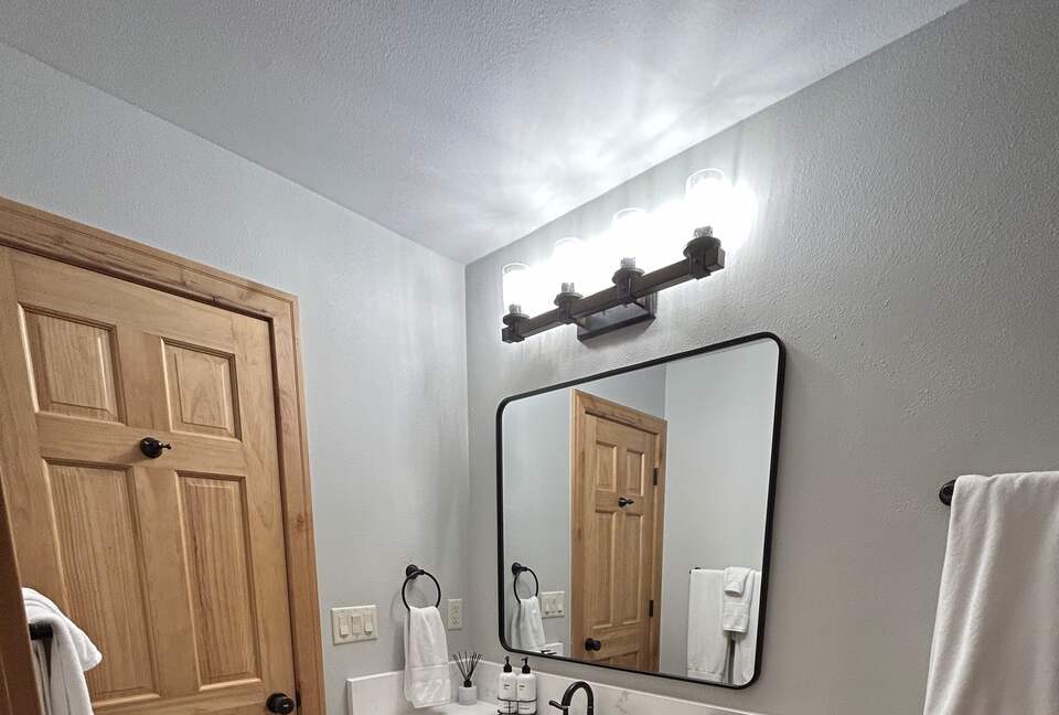 Updated guest bathroom with shower/tub