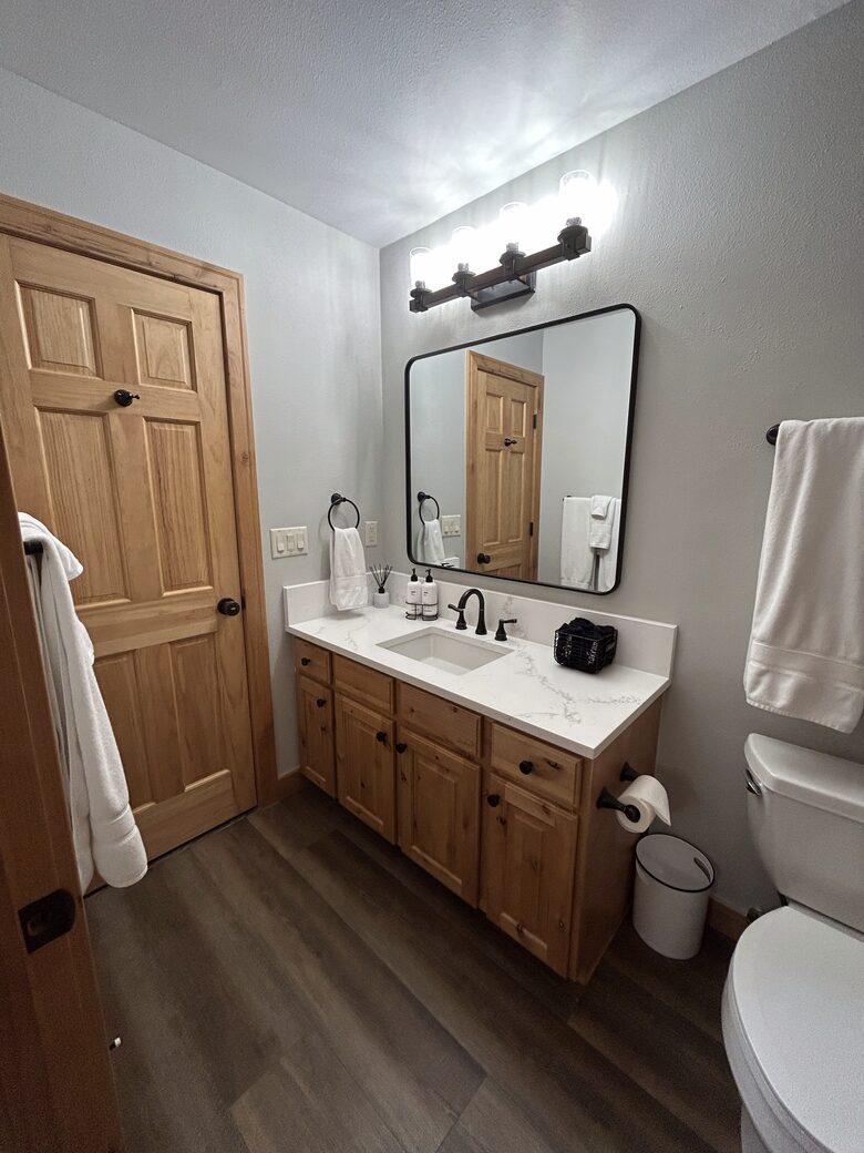 Updated guest bathroom with shower/tub
