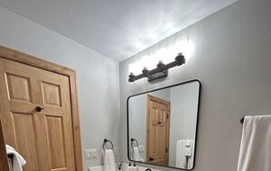 Updated guest bathroom with shower/tub