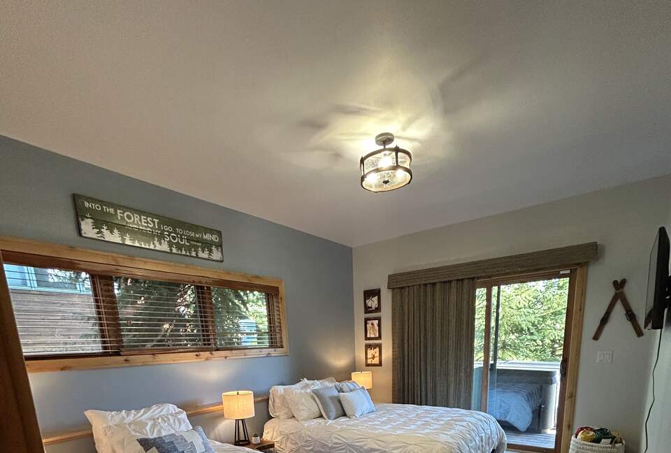 3rd bedroom with US queen bed and US twin bed, sleeps 3