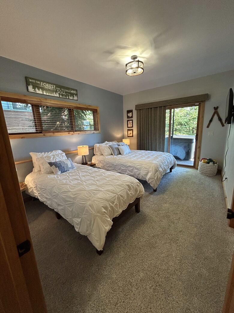3rd bedroom with US queen bed and US twin bed, sleeps 3