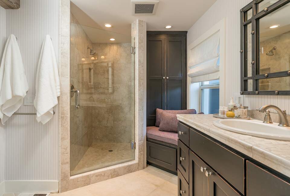 Downstairs en-suite bathroom