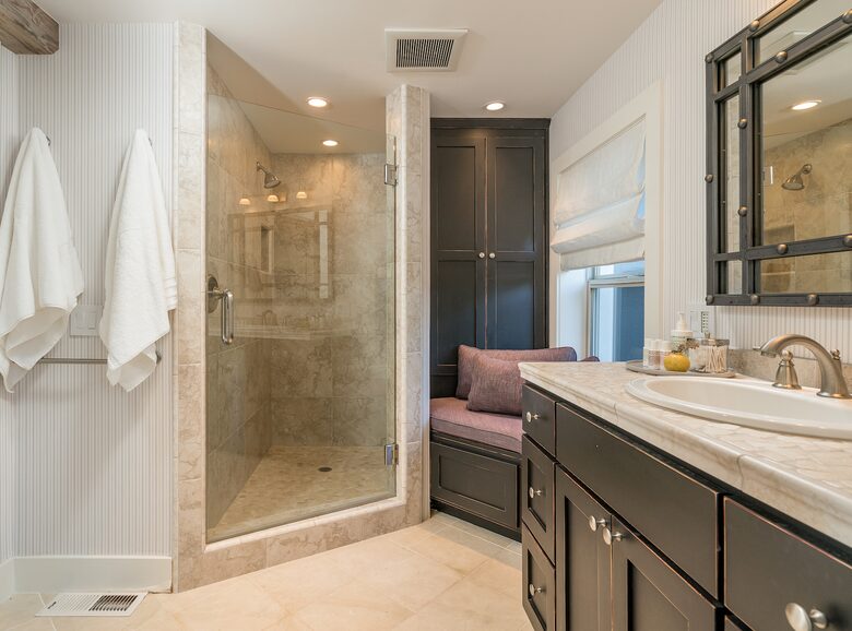 Downstairs en-suite bathroom