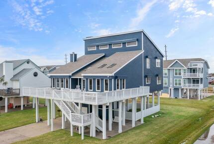 Spacious Galveston Beach House with Ocean Views - Galveston, Texas