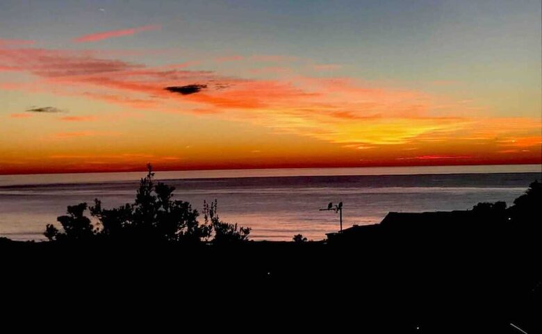 Inviting Beachside Escape with Valley Views - Gerringong, Australia