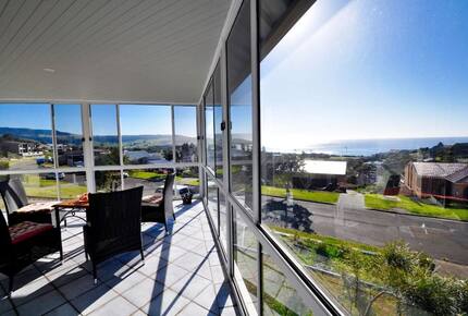 Inviting Beachside Escape with Valley Views - Gerringong, Australia