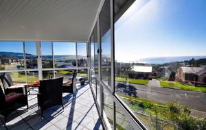 Inviting Beachside Escape with Valley Views - Gerringong, Australia