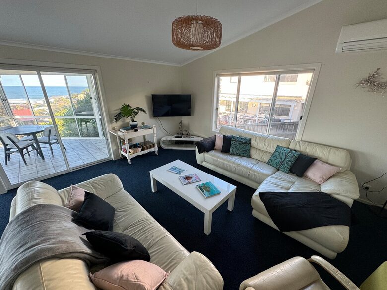 Inviting Beachside Escape with Valley Views - Gerringong, Australia