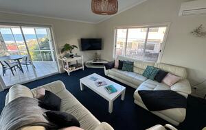 Inviting Beachside Escape with Valley Views - Gerringong, Australia