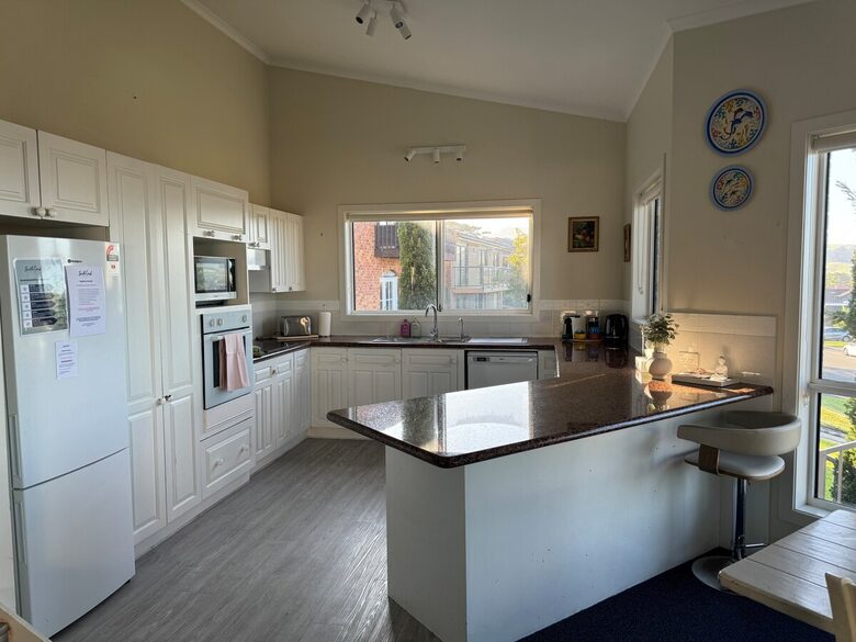 Inviting Beachside Escape with Valley Views - Gerringong, Australia