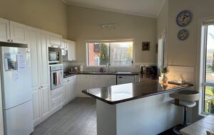 Inviting Beachside Escape with Valley Views - Gerringong, Australia