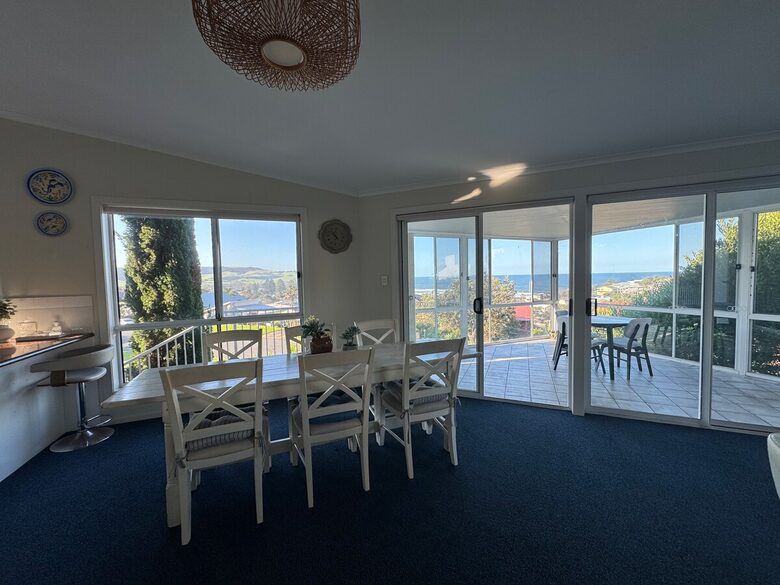 Inviting Beachside Escape with Valley Views - Gerringong, Australia