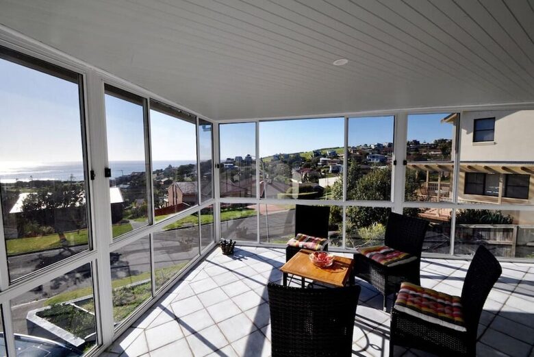 Inviting Beachside Escape with Valley Views - Gerringong, Australia