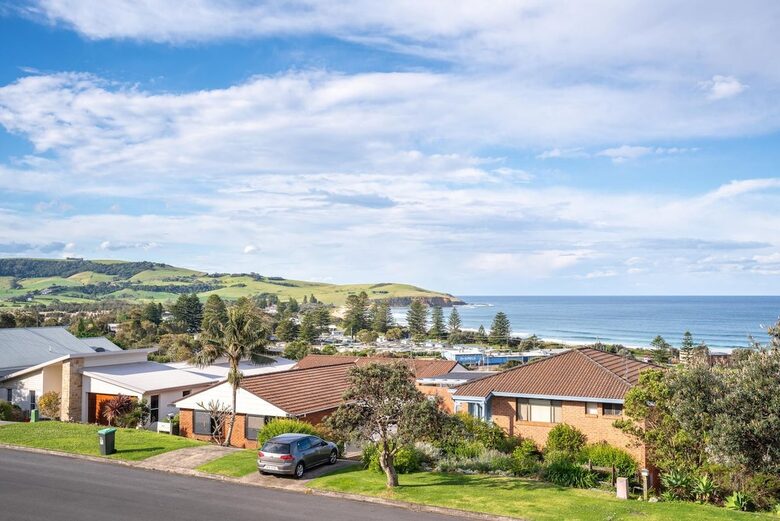 Inviting Beachside Escape with Valley Views - Gerringong, Australia