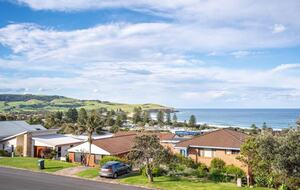 Inviting Beachside Escape with Valley Views - Gerringong, Australia