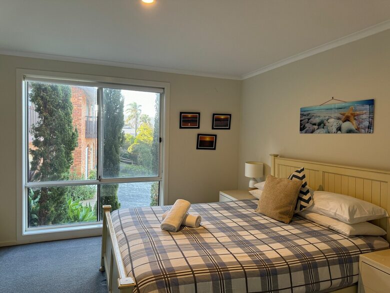 Inviting Beachside Escape with Valley Views - Gerringong, Australia