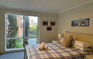 Inviting Beachside Escape with Valley Views - Gerringong, Australia