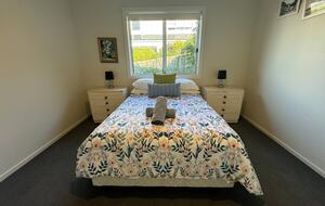 Inviting Beachside Escape with Valley Views - Gerringong, Australia