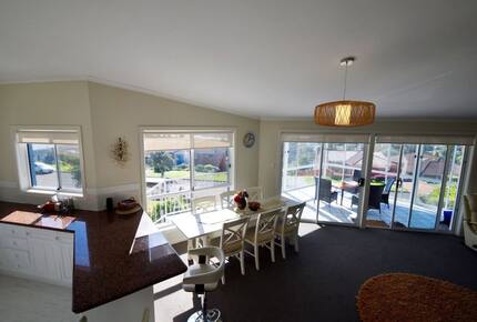 Inviting Beachside Escape with Valley Views - Gerringong, Australia