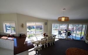 Inviting Beachside Escape with Valley Views - Gerringong, Australia