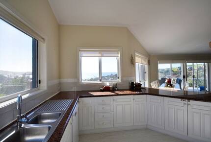 Inviting Beachside Escape with Valley Views - Gerringong, Australia