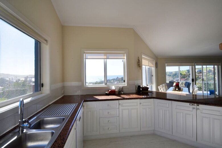 Inviting Beachside Escape with Valley Views - Gerringong, Australia