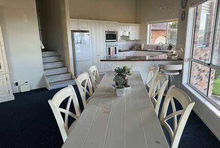 Inviting Beachside Escape with Valley Views - Gerringong, Australia