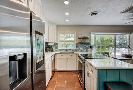 Steps from the Sand | Relaxed Island Escape - Holmes Beach, Florida