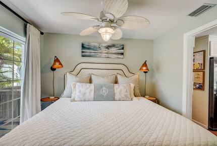 Steps from the Sand | Relaxed Island Escape - Holmes Beach, Florida