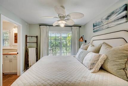 Steps from the Sand | Relaxed Island Escape - Holmes Beach, Florida