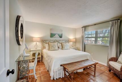 Steps from the Sand | Relaxed Island Escape - Holmes Beach, Florida